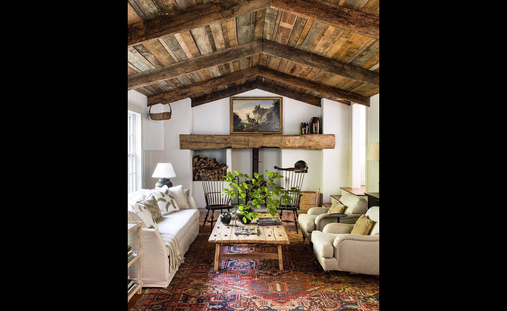 Dark wooden beams on roof of a rustig farmhouse style living room.