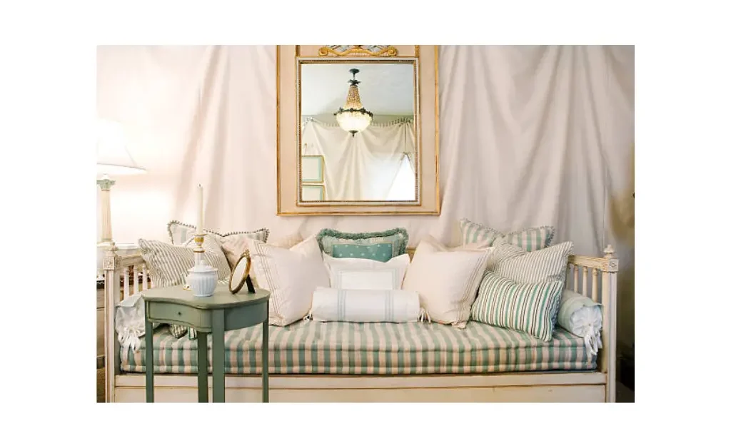 A creamy white Shabby chic living room ideas in real life.